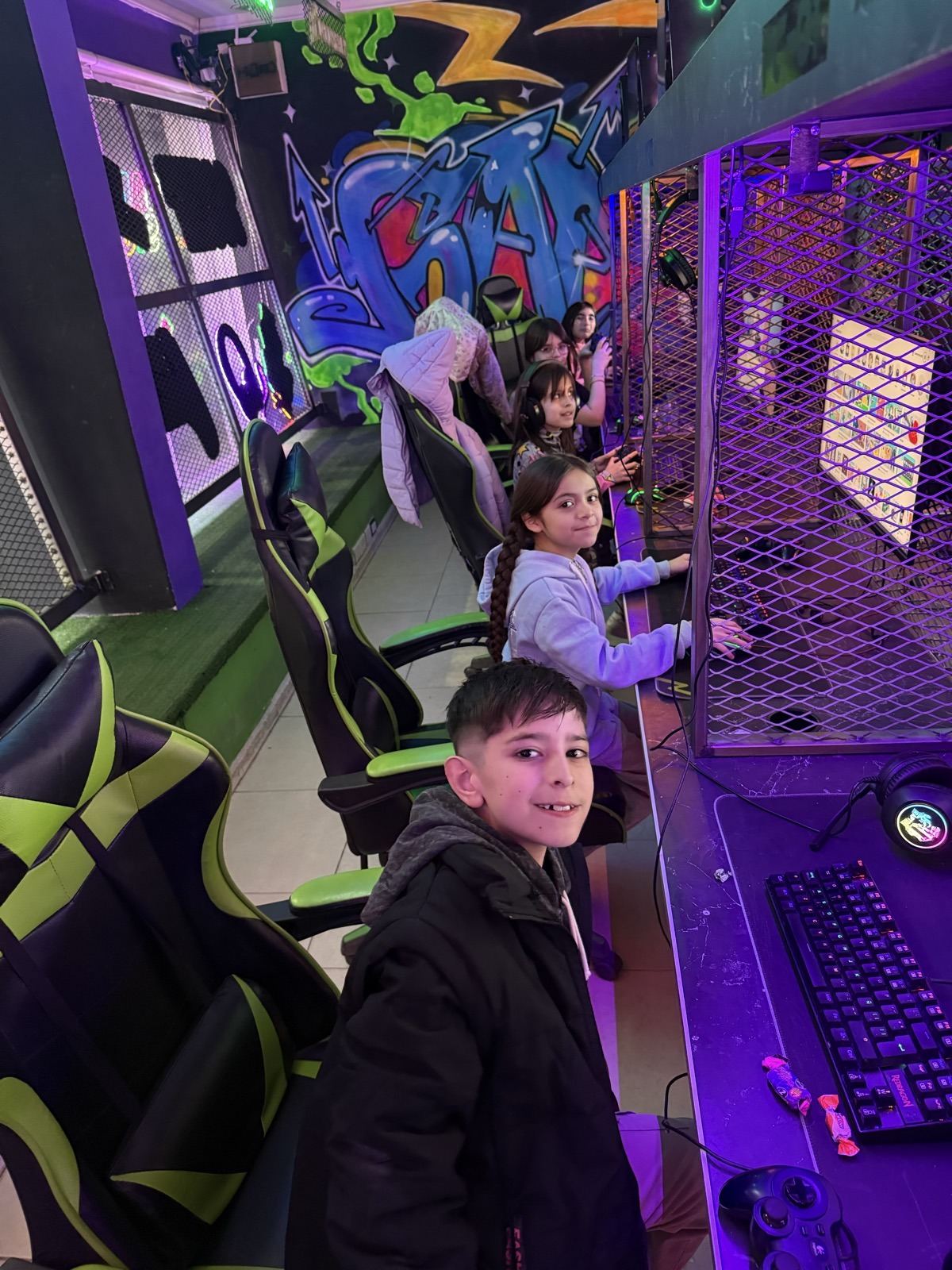 Chicos en el sector de arcade y PCs