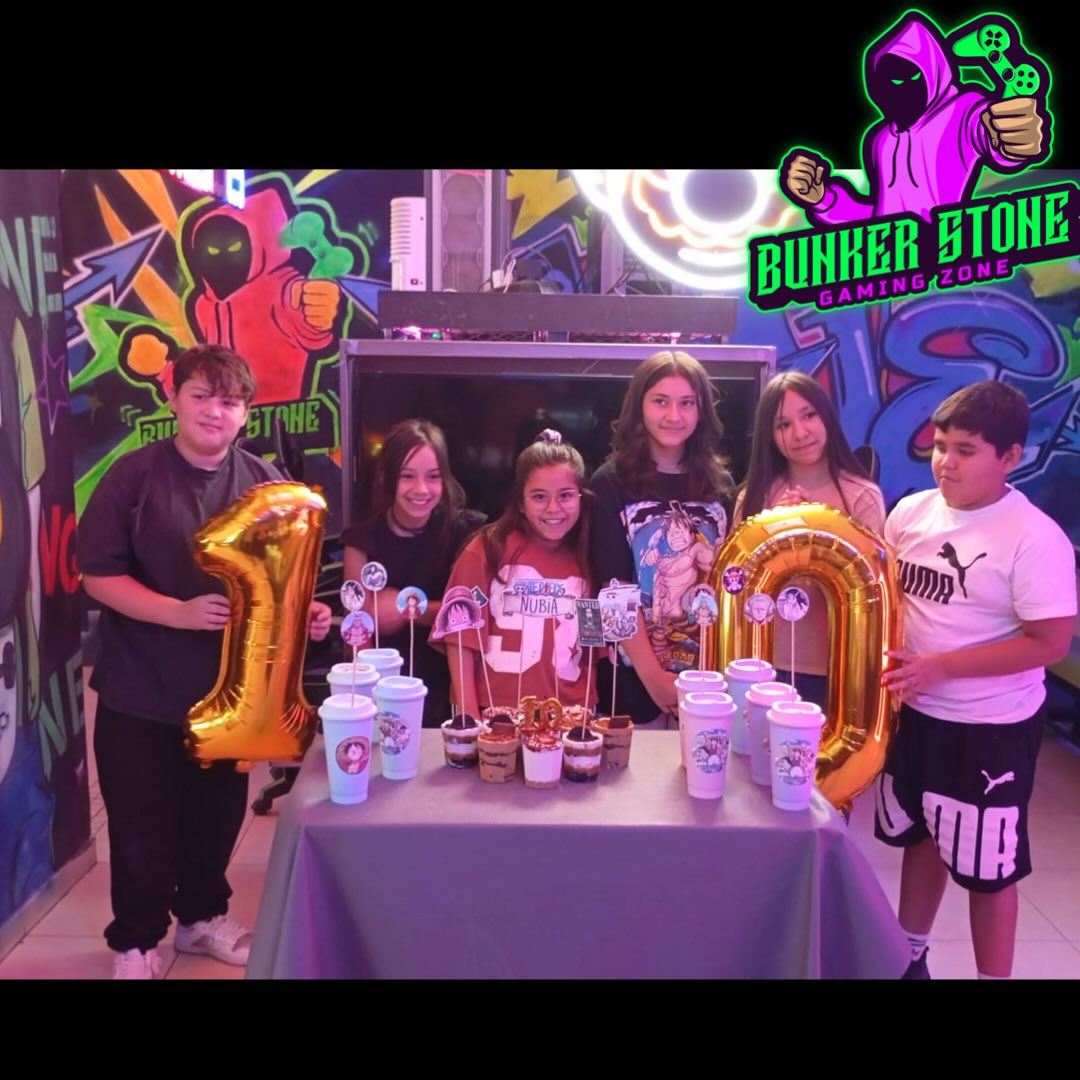 Mesa de cumpleaños con globos y golosinas en Bunker Stone