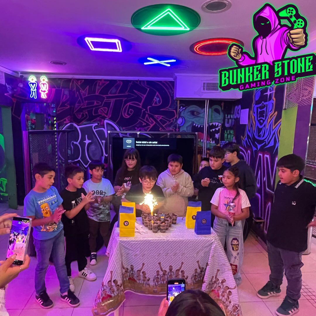Chicos alrededor de la torta con las velitas encendidas