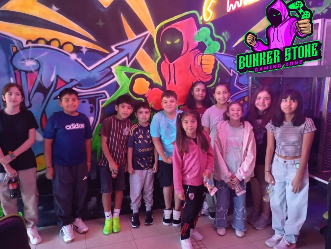 Grupo de chicos en el salón de Bunker Stone durante un cumpleaños